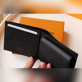 Короткий кошелек LV, артикул： M62288 Этот кошелек имеет карман на