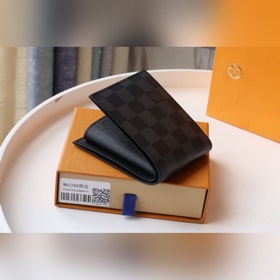 Короткий кошелек LV, артикул： M62288 Этот кошелек имеет карман на