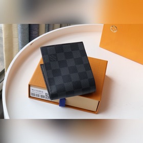 Короткий кошелек LV, артикул： M62288 Этот кошелек имеет карман на