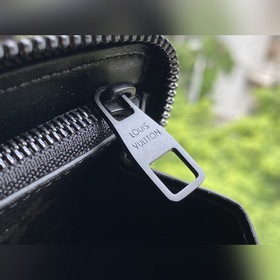 LV Артикул： M80558 Черный TRUNK кошелек на молнии Вдохновленный 