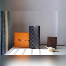 LV ZIPPY VERTICAL Кошелек Модель M63095 Этот вертикальный мужско