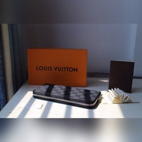 LV ZIPPY VERTICAL Кошелек Модель M63095 Этот вертикальный мужско