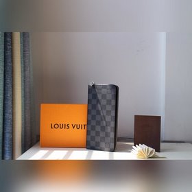 LV ZIPPY VERTICAL Кошелек Модель M63095 Этот вертикальный мужско