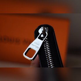 LV ZIPPY VERTICAL Кошелек Модель M63095 Этот вертикальный мужско