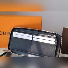 LV ZIPPY VERTICAL Кошелек Модель M63095 Этот вертикальный мужско