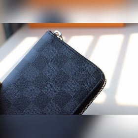 LV ZIPPY VERTICAL Кошелек Модель M63095 Этот вертикальный мужско