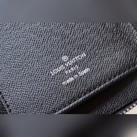 LV ZIPPY VERTICAL Кошелек Модель M63095 Этот вертикальный мужско