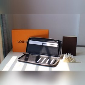 LV ZIPPY VERTICAL Кошелек Модель M63095 Этот вертикальный мужско