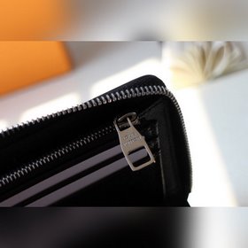 LV ZIPPY VERTICAL Кошелек Модель M63095 Этот вертикальный мужско