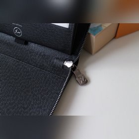 LV ZIPPY ORGANISER Кошелек на молнии Модель M64645 Этот кошелек н