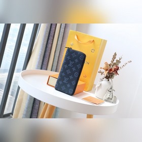 LV [Кошелек с тиснением и вертикальной застежкой-молнией ZIPPY]
