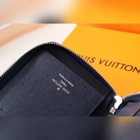 LV ZIPPY VERTICAL Кошелек Артикул： M63095 Крестообразная тексту