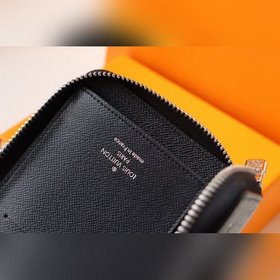 LV ZIPPY VERTICAL Кошелек Артикул： M63095 Этот вертикальный мужс