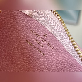 LV Артикул： M81565 Розовый кожаный брелок для ключей из серии ко