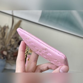 LV Артикул： M81565 Розовый кожаный брелок для ключей из серии ко