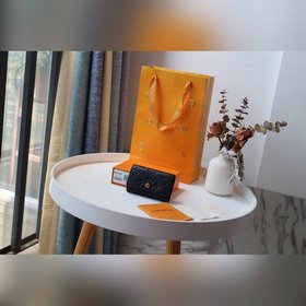 LV Модель M64421, тиснение черного цвета В этом ключевом случае