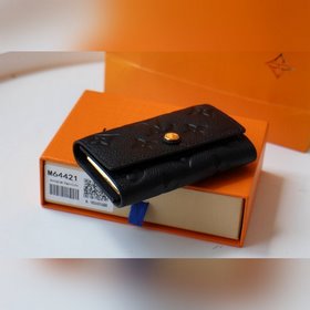 LV Модель M64421, тиснение черного цвета В этом ключевом случае