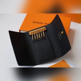 LV Модель M64421, тиснение черного цвета В этом ключевом случае