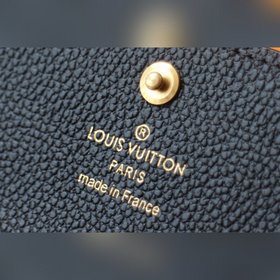LV Модель M64421, тиснение черного цвета В этом ключевом случае 