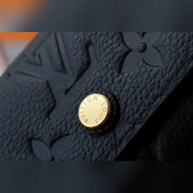 LV Модель M64421, тиснение черного цвета В этом ключевом случае 
