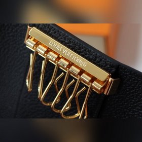 LV Модель M64421, тиснение черного цвета В этом ключевом случае 