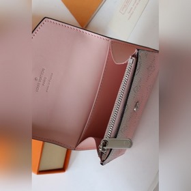 LV Артикул： M64050 Градиент ANAé Кошелек Эта милая и практичная 