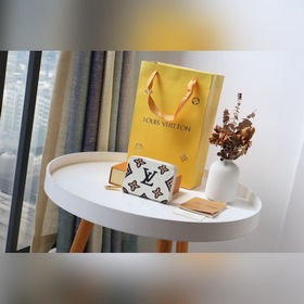LV Кошелек на молнии Артикул： M80677 Это модель из коллекции Wi