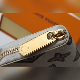 LV Кошелек на молнии Артикул： M80677 Это модель из коллекции Wi
