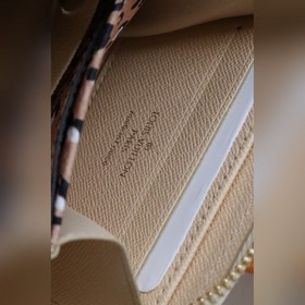LV Кошелек на молнии Артикул： M80677 Это модель из коллекции Wi
