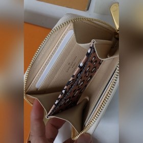LV Кошелек на молнии Артикул： M80677 Это модель из коллекции Wi