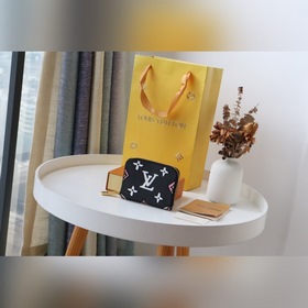LV Кошелек на молнии Артикул： M80677 Это модель из коллекции Wil