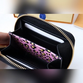 LV Кошелек на молнии Артикул： M80677 Это модель из коллекции Wil