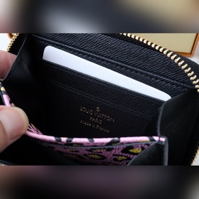 LV Кошелек на молнии Артикул： M80677 Это модель из коллекции Wil