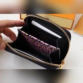 LV Кошелек на молнии Артикул： M80677 Это модель из коллекции Wil