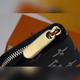 LV Кошелек на молнии Артикул： M80677 Это модель из коллекции Wil