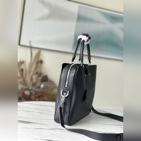 LV Артикул： M42680 Портфель из кожи первого слоя Эта прочная сум