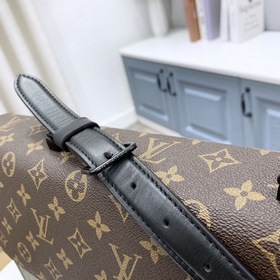 LV Портфель Robusto Артикул： M30591 Цвет： военно-зеленый  В сез