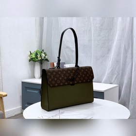 LV Портфель Robusto Артикул： M30591 Цвет： военно-зеленый  В сез