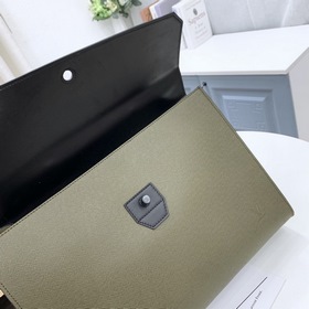 LV Портфель Robusto Артикул： M30591 Цвет： военно-зеленый  В сез