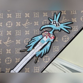 LV Артикул： M45667 Сумка через плечо Тонкая форма, созданная из 