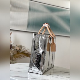 LV Артикул： M46121 Ручная сумка из лакированной кожи с металличе