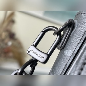LV Модель： M81522 Черный с цветочным узором Сумка для фотоаппара