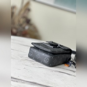 LV Модель： M81522 Черный с цветочным узором Сумка для фотоаппара