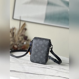 LV Модель： M81522 Черный с цветочным узором Сумка для фотоаппара
