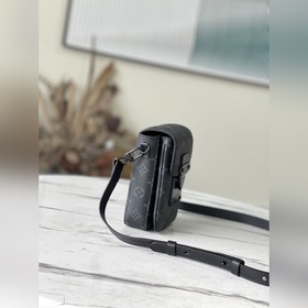 LV Модель： M81522 Черный с цветочным узором Сумка для фотоаппара