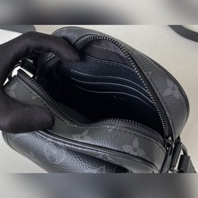 LV Артикул： M69404 Черная мини-сумка Christopher Изготовлена из