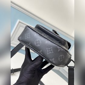 LV Артикул： M69404 Черная мини-сумка Christopher Изготовлена из