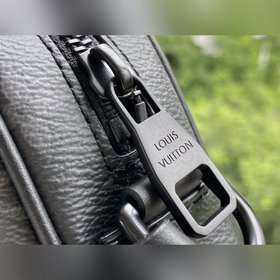 LV Артикул： M69404 Черная мини-сумка Christopher Изготовлена из 