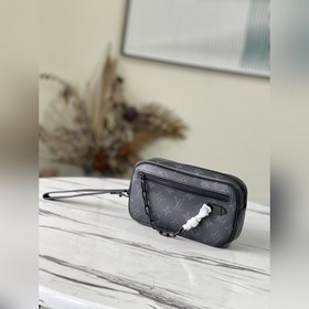 LV Артикул： M68321 Клатч На фоне холста выделяется тонкий цепоч
