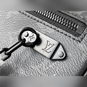 LV Артикул： M68321 Клатч На фоне холста выделяется тонкий цепоч
